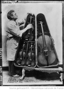 Boîte contenant un quatuor à cordes : 2 violons, alto et basso [photographie de presse] / Acmé